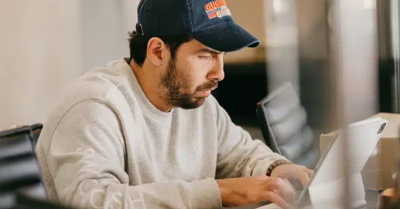 Homme concentré sur ordinateur