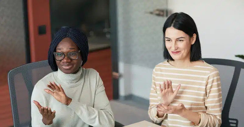 Deux femmes qui applaudissent