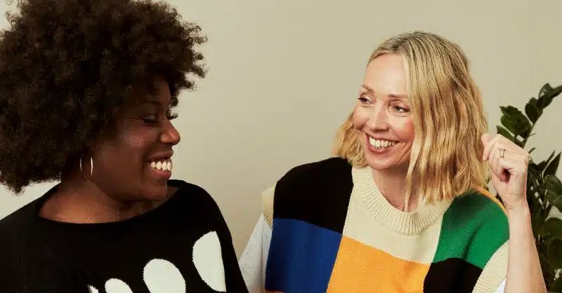 Deux collègues qui se sourient