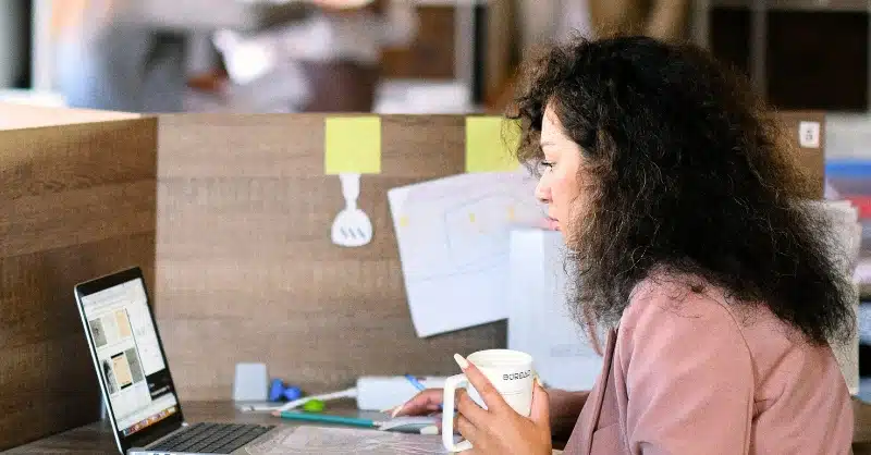 Femme qui travaille sur un ordinateur à son bureau