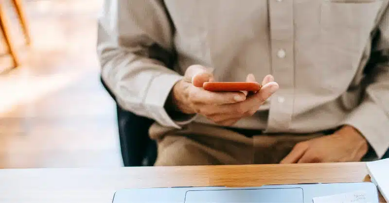 Homme sur téléphone